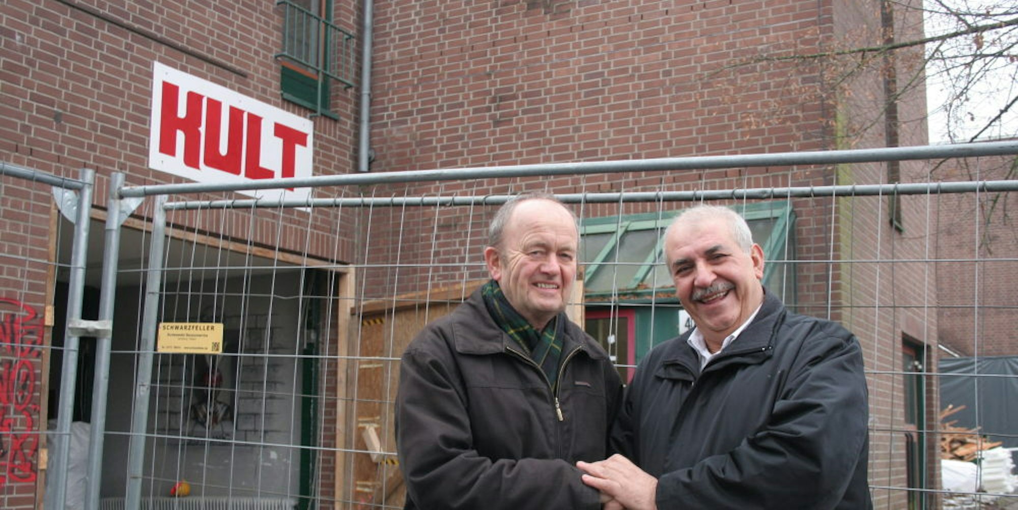 Hand in Hand arbeiten Pfarrer im Ruhestand Gerhard Dane (l.) und Ali Nalsiz vom Integrations- und Bildungsverein in Bedburg bei der Suche nach Räumen für eine Moschee.