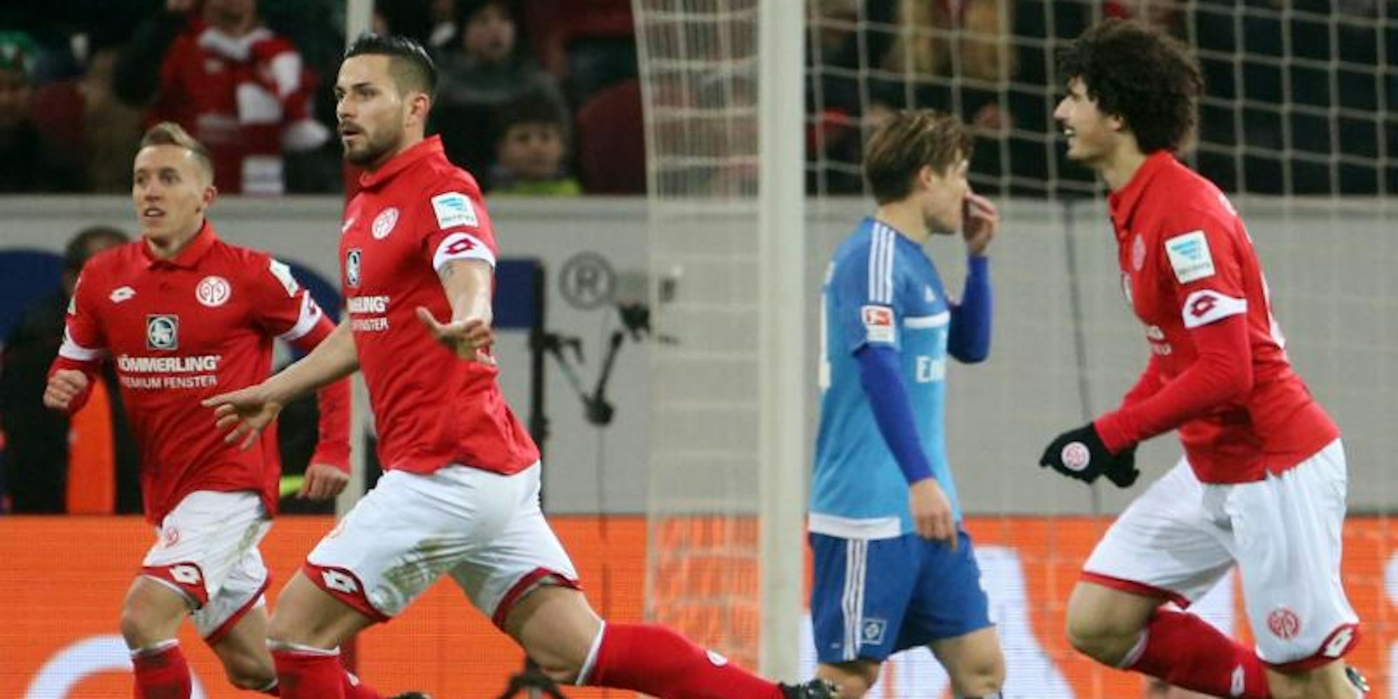 Der Mainzer Danny Latza (M.) drehte mit seinen drei Toren das Spiel gegen den HSV.