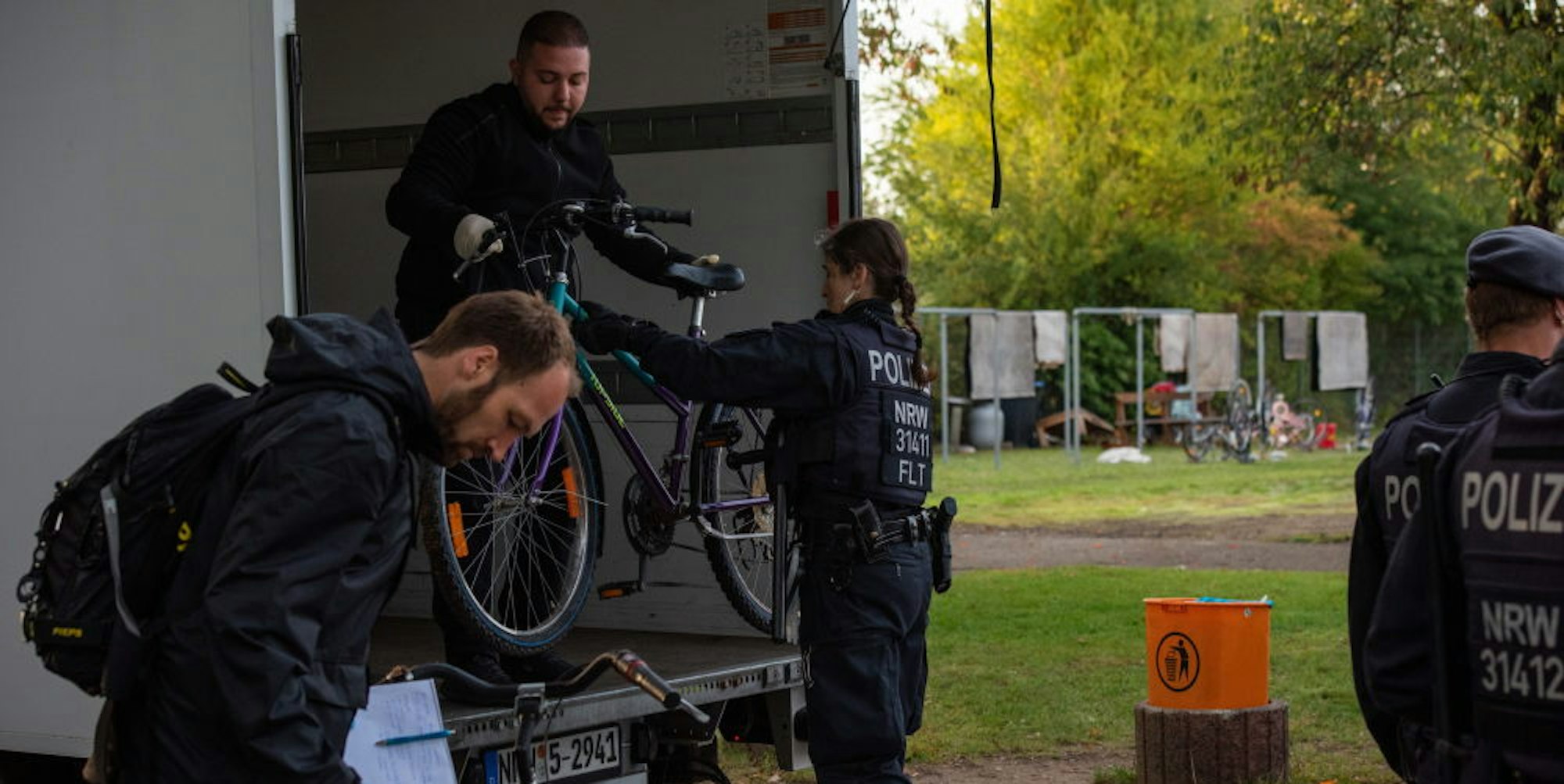 Bei Durchsuchungen in Poll stellten Polizisten 14 Fahrräder sicher.