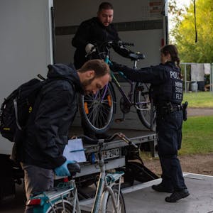 Bei Durchsuchungen in Poll stellten Polizisten 14 Fahrräder sicher.