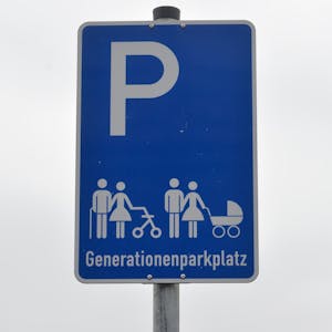 Schilder am Kreishaus weisen Sonderplätze für Kunden mit Rollator und Kinderwagen aus.