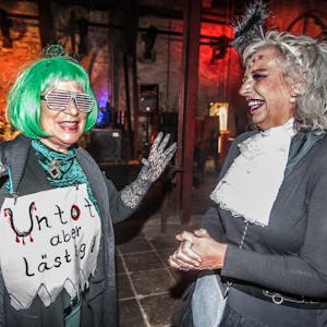 Grünes Grauen zu Halloween im Sensenhammer: Brigitte von Bonin (links) und Roswitha Arnold konnten trotz mancher Differenzen noch miteinander lachen.