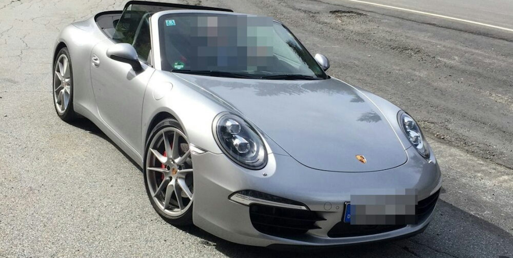Einbrecher stahlen in Pulheim diesen Porsche. Die Polizei hofft auf Hinweise.