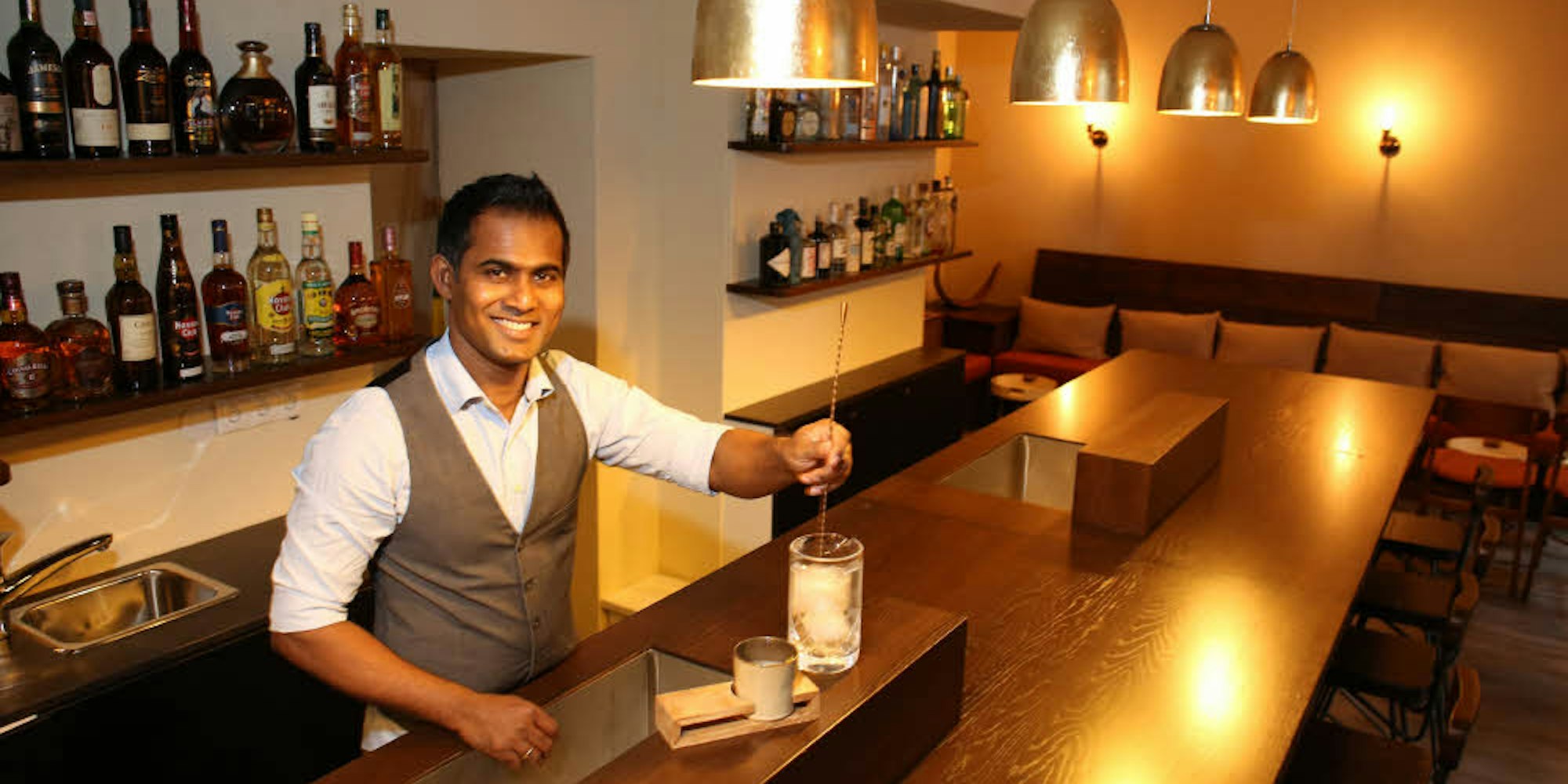 Indika Silva will in seiner neuen Bar Toddy Tapper im Agnesviertel die traditionelle Cocktailkultur mit internationalen Einflüssen verbinden.