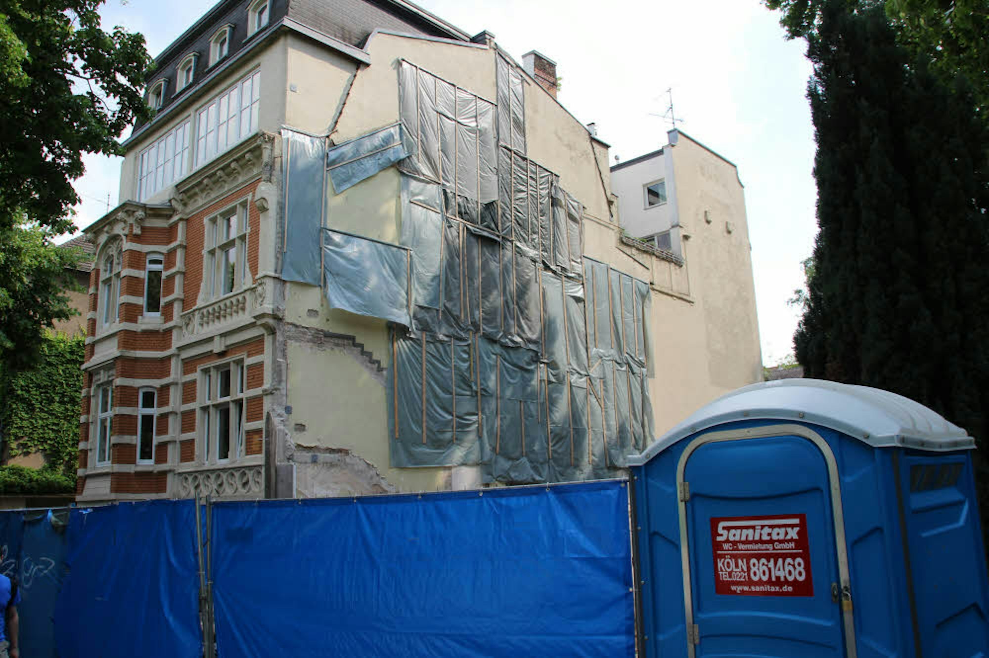 Trister Anblick: Krefelder Straße 46 (l.); das Haus Sachsenring 59 (r.) ist abgebrochen.