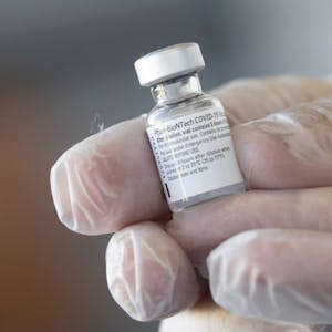 Im Kölner Impfzentrum mussten mehr als 19.700 Impfdosen vernichtet werden – auch Dosen von Biontech/Pfizer.