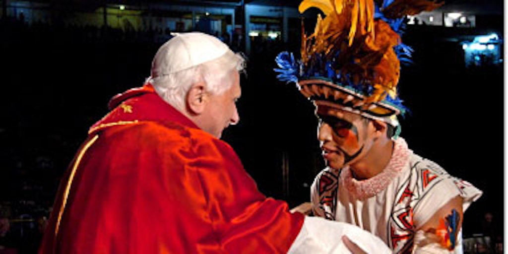 Gipfeltreffen: Papst und Indianer in Sao Paulo am 10. Mai.
