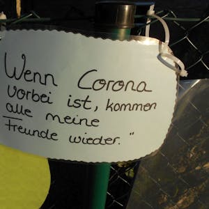 Die Gedanken der Kita-Kinder aus Schnellenbach zum Thema Corona hängen dort am Zaun.
