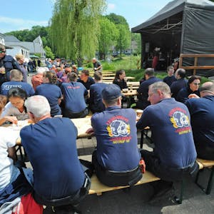 Einsatzkräfte von Feuerwehr. THW und DRK, aber auch engagierte einzelne Helfer kamen zum Fest nach Weltersbach.