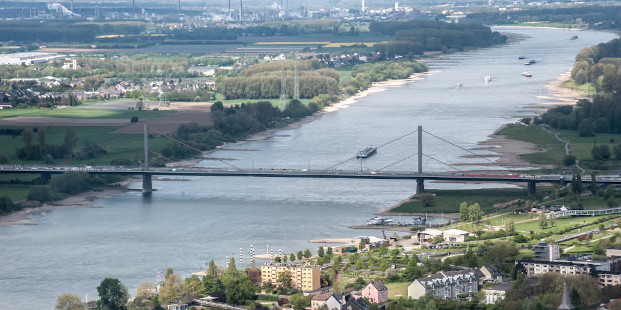 Die Leverkusener Rheinbrücke kann auch über die A542 und die A59 erreicht werden. Ein Gutachten ließ dies außer Acht.