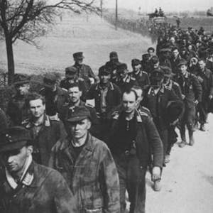 Wehrmachtsoldaten auf dem Weg in die Gefangenschaft. Für die Lohmarer endete der Krieg, als am Nachmittag des 10. April 1945 der US-amerikanische Kampfzug 303 der 97. Infanteriedivision den Ort einnahm.