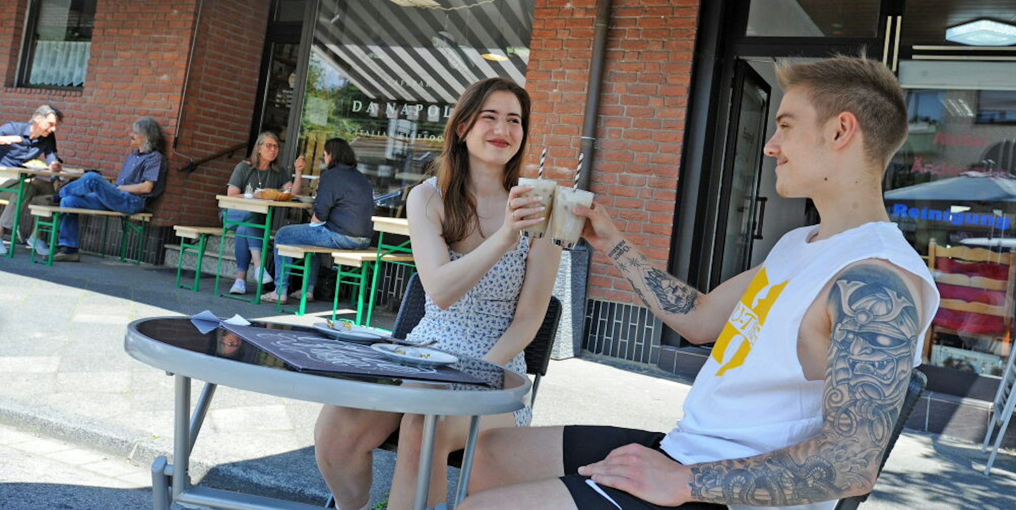 Anstoßen auf die Möglichkeit eines Eiskaffees im Freien: Nicht nur dieses junge Paar freut sich über das Lockdown-Ende.
