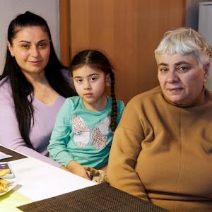 Noch ungeklärt ist der Aufenthaltsstatus von Iza Mikava. Ihre Tochter Nestan Kuriat und Enkelin Emilia haben bereits ihre Aufenthaltserlaubnis in Deutschland erhalten.