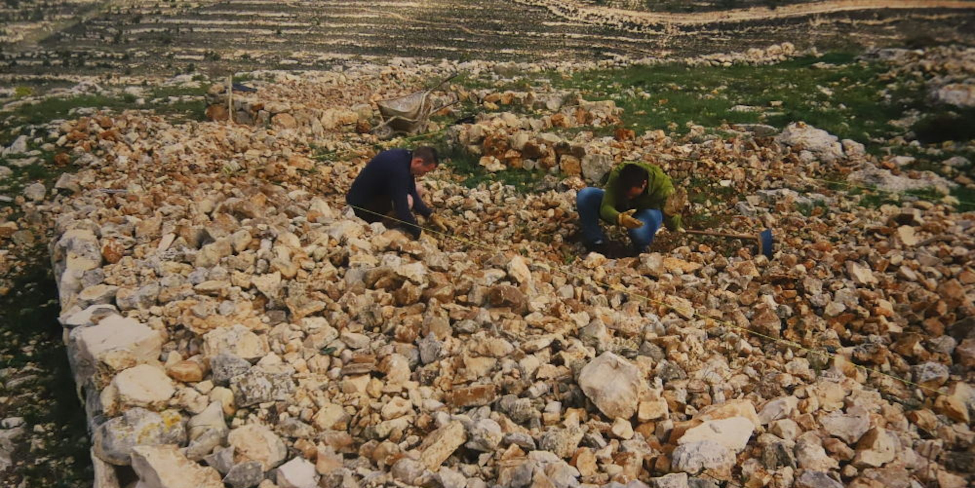 Palästinensische Arbeitskräfte betätigen sich beim Friedensprojekt im umkämpften C-Gebiet.
