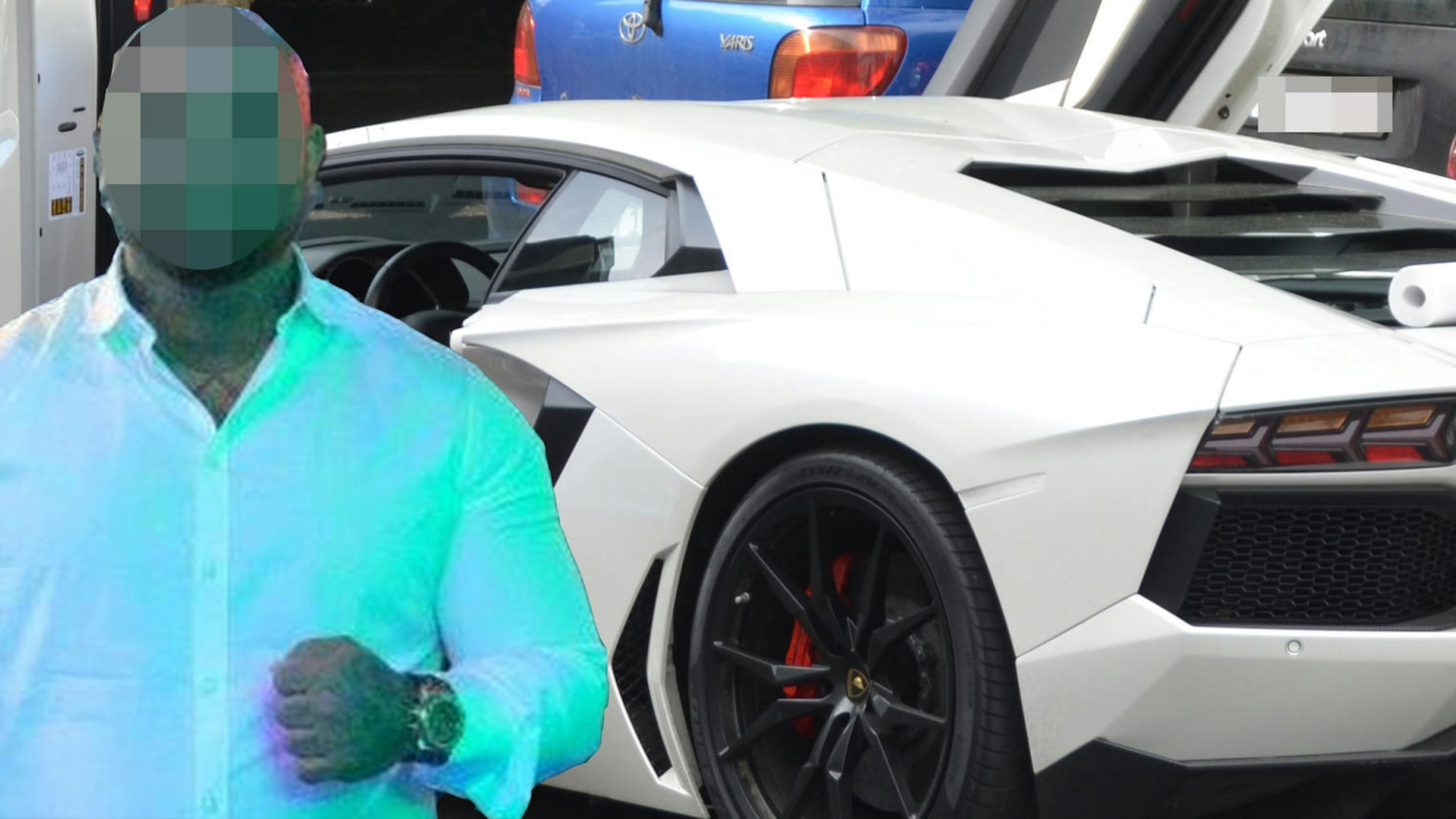 Ein muskulöser Mann mit einem Lamborghini im Hintergrund.