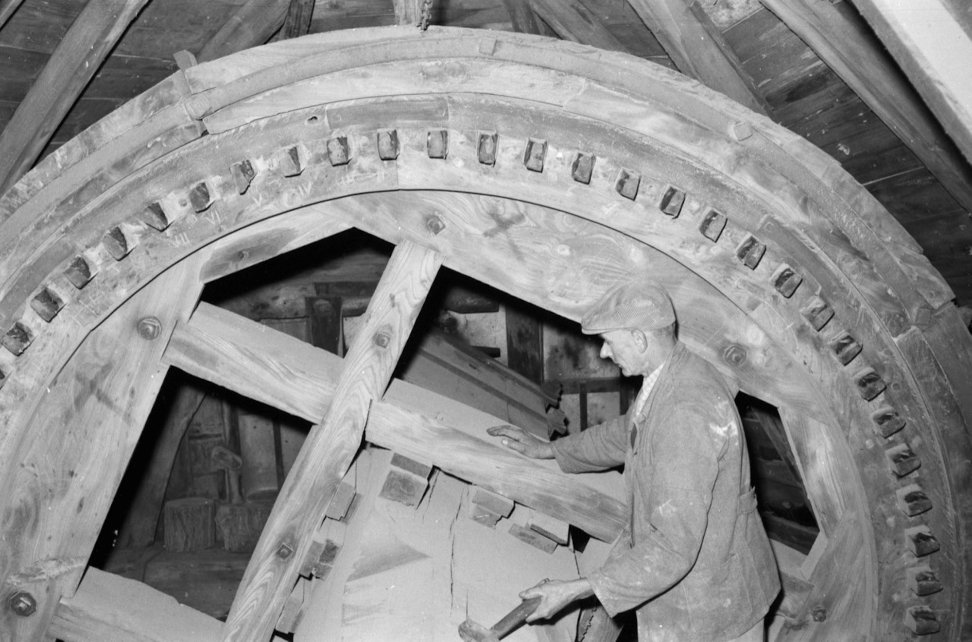 Im Jahr 1962 demonstrierte Müller Jakob Krämer den Betrieb der Stommelner Mühle.