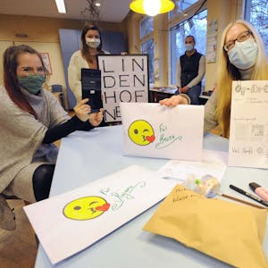 Die Mitarbeiterinnen des Jugendzentrums Lindenhof wollen zeigen, dass sie für die Kinder da sind und haben kreative Ideen zur Beschäftigung im Lockdown.