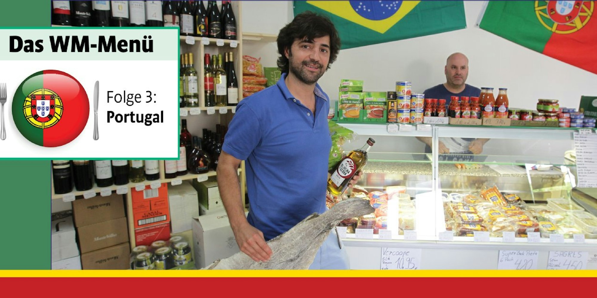 Ricardo Costa im portugiesischem Supermarkt mit dem Verkäufer Antonio Rosa. In der Hand hält er die Haupt-Zutaten für ein Bacalhau-Gericht: Kabeljau, Olivenöl und Kichererbsen.