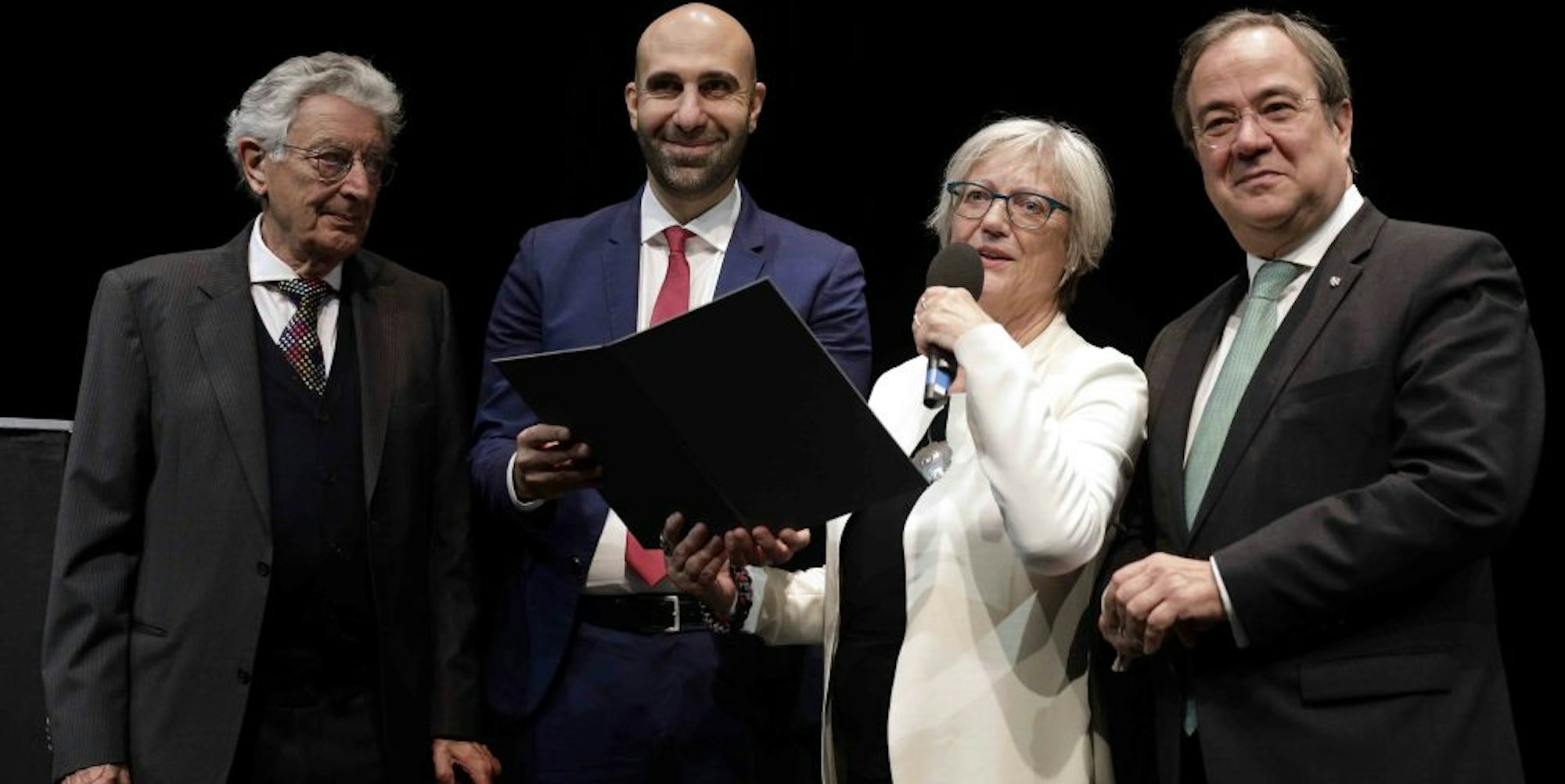 Gerhart Baum (v.l.), Preisträger Ahmad Mansour, Renate Liesmann-Baum und Ministerpräsident Armin Laschet.