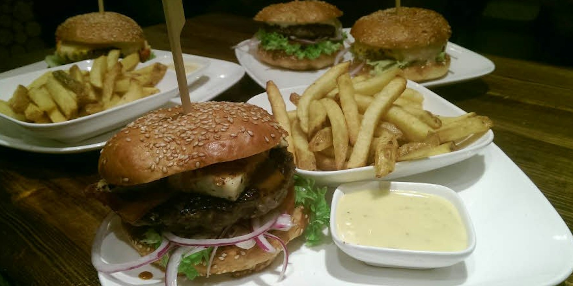Im Burger-Laden „Einburgerung“ kommen neben Klassikern auch außergewöhnliche Kombis auf den Tisch, zum Beispiel mit Feta.