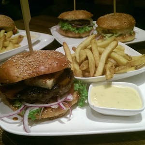 Im Burger-Laden „Einburgerung“ kommen neben Klassikern auch außergewöhnliche Kombis auf den Tisch, zum Beispiel mit Feta.