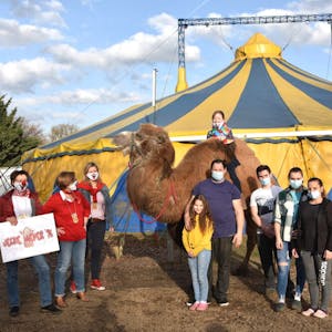 Die Jecken Wiever spendierten dem Zirkus Florida um Meik Lauenburger 21 Säcke Tierfutter.