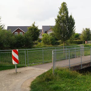 Wegen der Versickerungsmulden gibt es im Vogelrutherfeld zahlreiche Brücken.