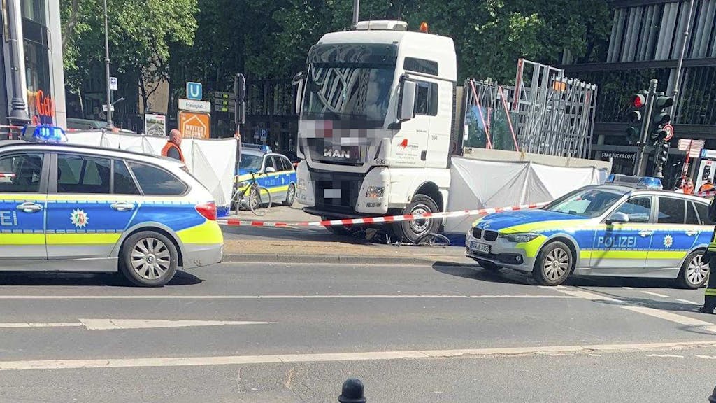 Nach dem tödlichen Lkw-Unfall im Mai 2020 mit einer Radfahrerin hat die Kölner Polizei die Unfallstelle am Friesenplatz in Köln abgesperrt.&nbsp;