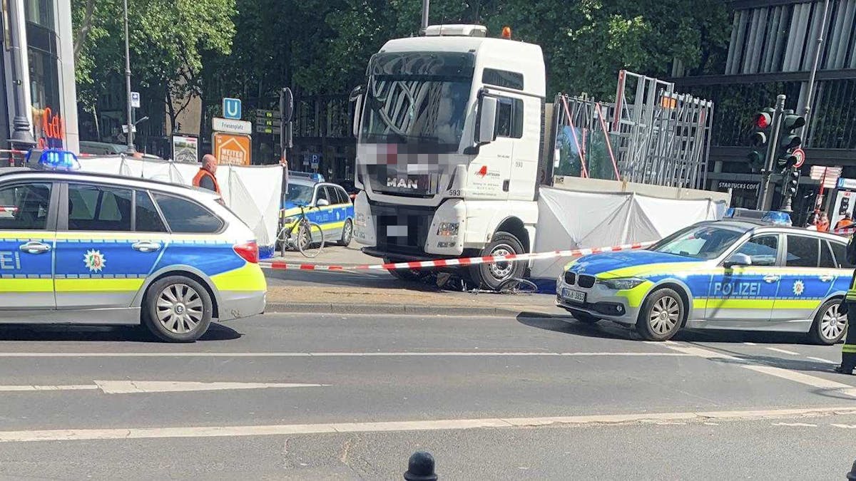Nach dem tödlichen Lkw-Unfall im Mai 2020 mit einer Radfahrerin hat die Kölner Polizei die Unfallstelle am Friesenplatz in Köln abgesperrt.&nbsp;