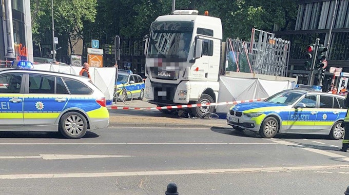 Nach dem tödlichen Lkw-Unfall im Mai 2020 mit einer Radfahrerin hat die Kölner Polizei die Unfallstelle am Friesenplatz in Köln abgesperrt.