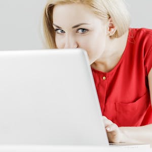 Frau_sitzt_vor_dem_Laptop_Online-Dating