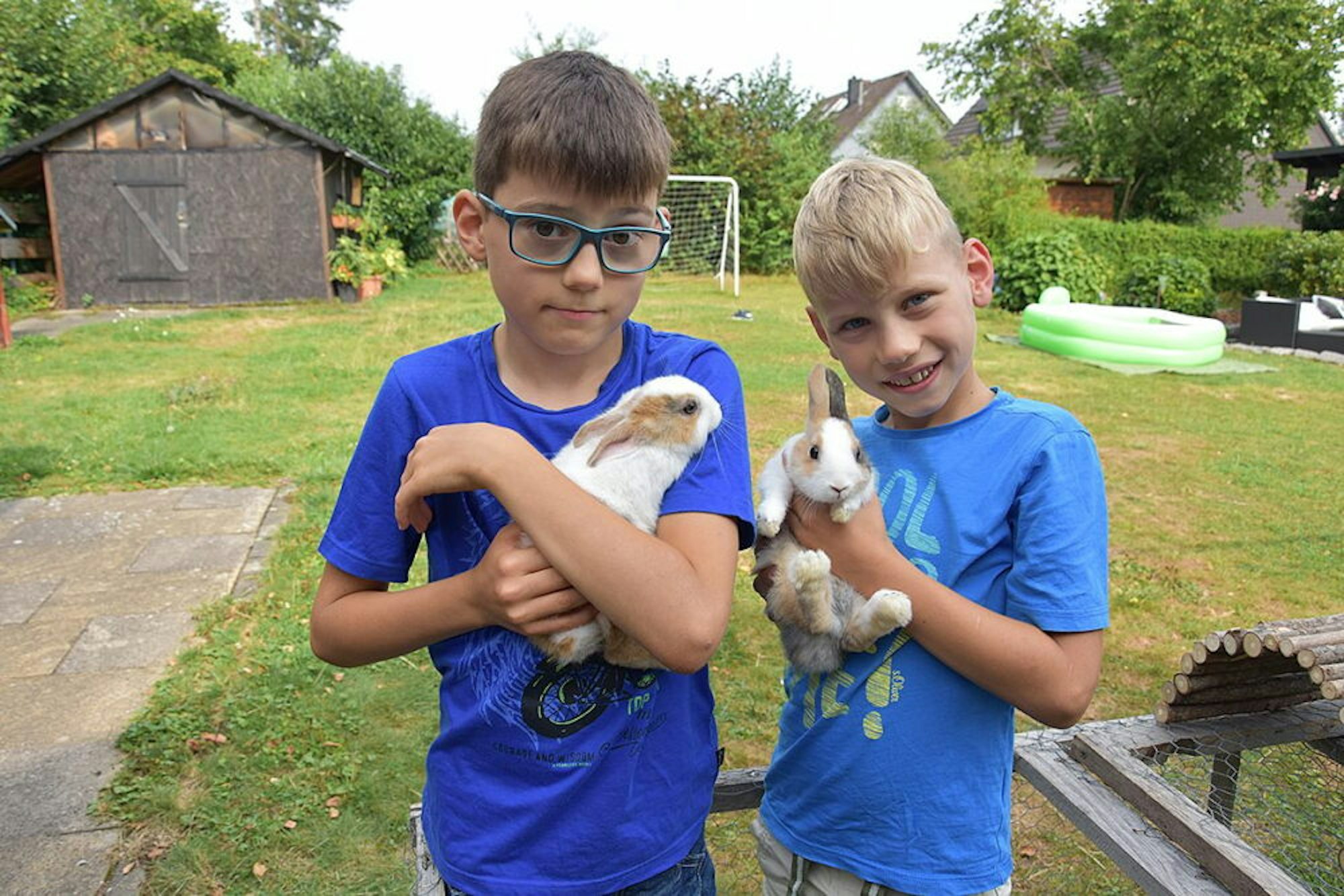 Nicht nur für ihre Kaninchen begeistern sich Silas (Bild r., l.) und sein jüngerer Bruder Jonathan.