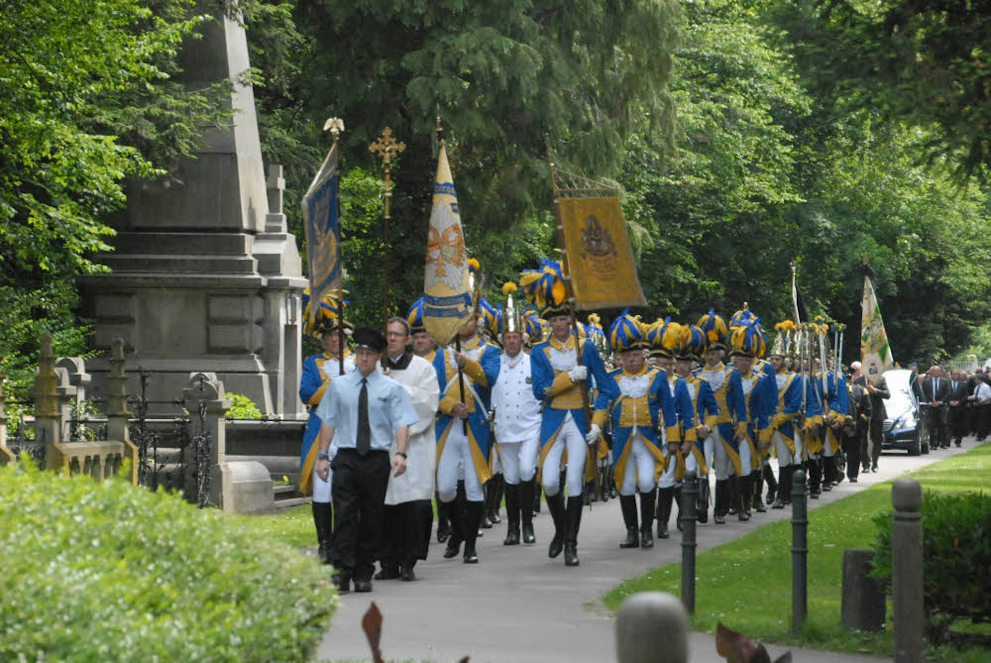 Die Bürgergarde „blau-gold“ führte den Trauerzug für ihren Ehrenpräsident Hans Wallpott an.