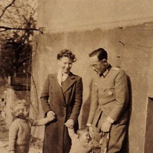 Divisionsintendant Heinrich Kaumann durfte seine Frau Hildegard sowie die Töchter Herta und Gudrun 1944 auf Heimaturlaub besuchen.