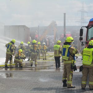 Insgesamt waren etwa 140 Feuerwehrkräfte im Einsatz, um die Flammen zu bekämpfen. Nach siebeneinhalb Stunden war der Brand gelöscht.