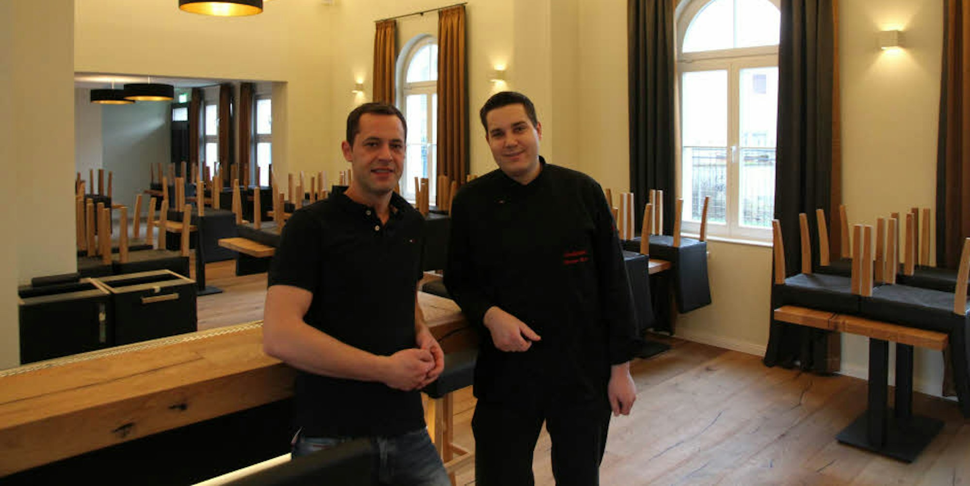 Nach langen Jahren des Leerstands im Nordbahnhof stehen Robert (links) und Alexander Rossa vor der Eröffnung ihres Restaurants.