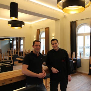 Nach langen Jahren des Leerstands im Nordbahnhof stehen Robert (links) und Alexander Rossa vor der Eröffnung ihres Restaurants.