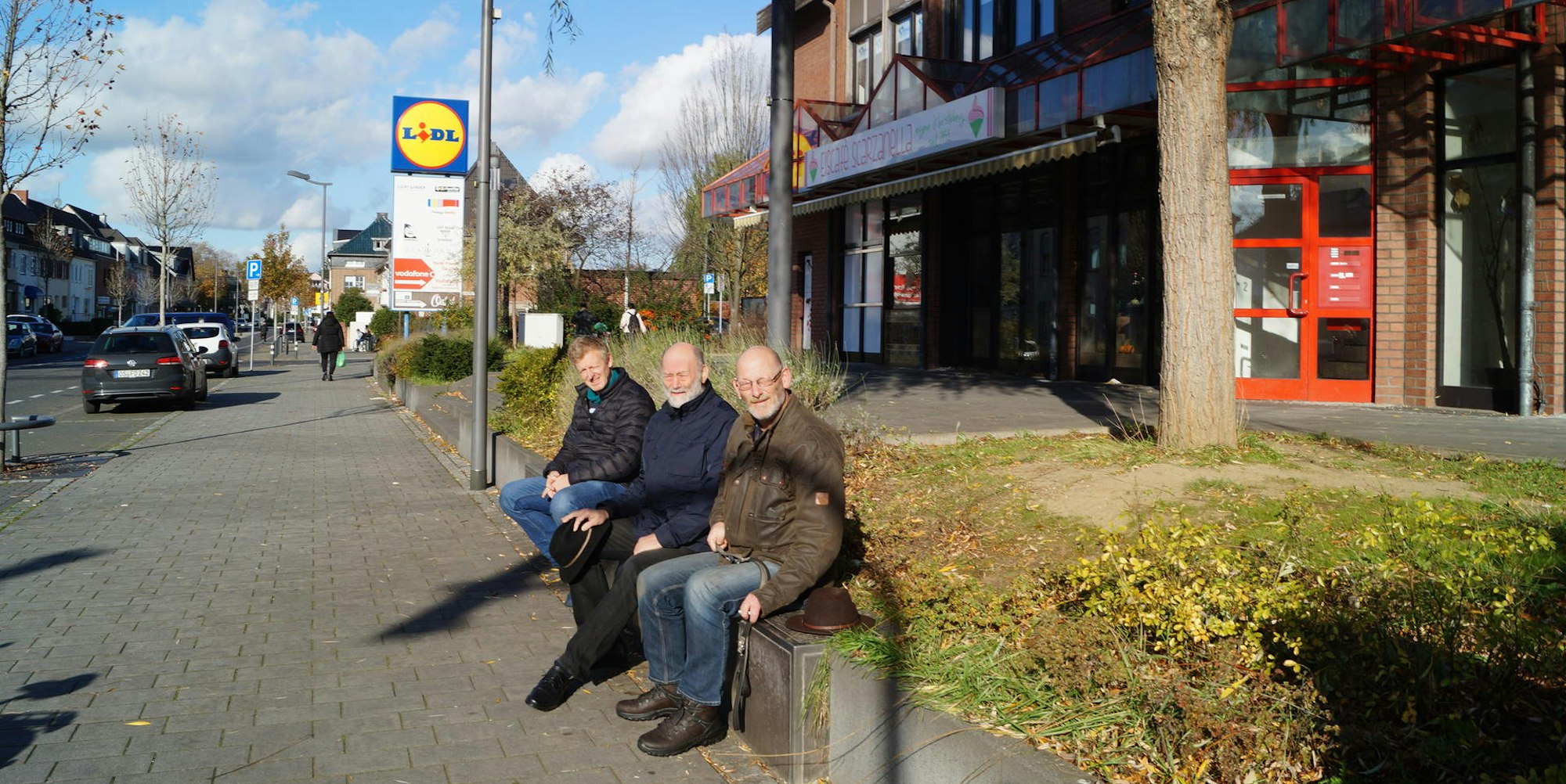 Bernd Krings, Peter Kuntze und Udo Tronke (v.l.) wünschen sich, dass die Terrasse am Eiscafé der Hahnenpassage bleibt.