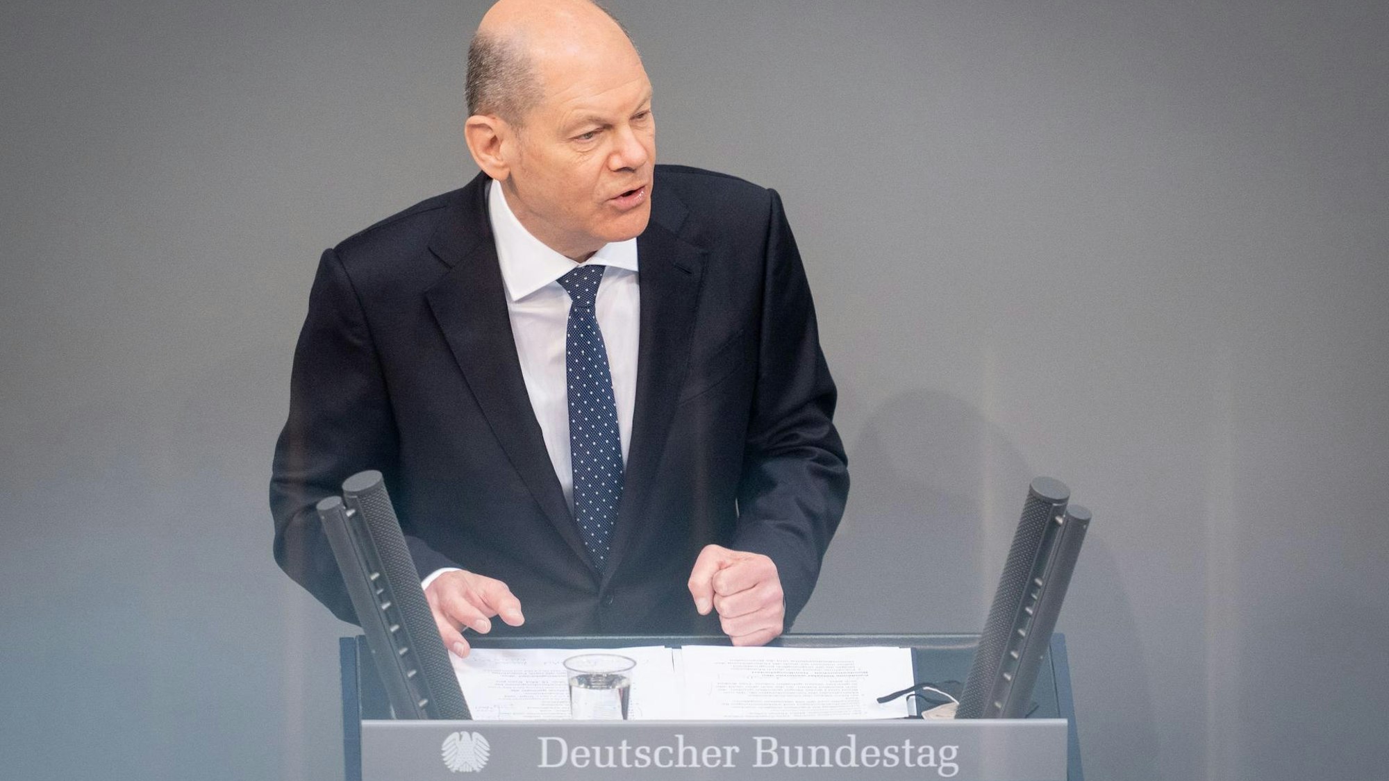 Bundeskanzler Olaf Scholz (SPD) bei einer Rede im Deutschen Bundestsag.