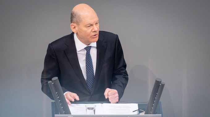 Bundeskanzler Olaf Scholz (SPD) bei einer Rede im Deutschen Bundestsag.