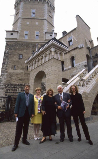 Bei der Turmeröffnung 1994 der damalige Stadtkonservator Ulrich Krings, Anke Brunn, Alice Schwarzer, OB Norbert Burger und Architektin Dörte Gatermann (v.l.n.r.)