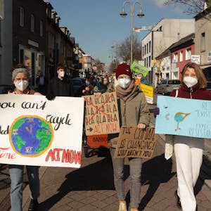 Mit selbst gestalteten Plakaten nahmen Lina Elsasser, Antonia Langbehn und Anna-Sophie Utz (v.l.) an der Demonstration in Pulheim teil.