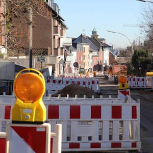 In der Rosmarstraße wird derzeit die Wasserleitung erneuert. Danach geht es mit dem Straßen- und Kanalbau weiter.
