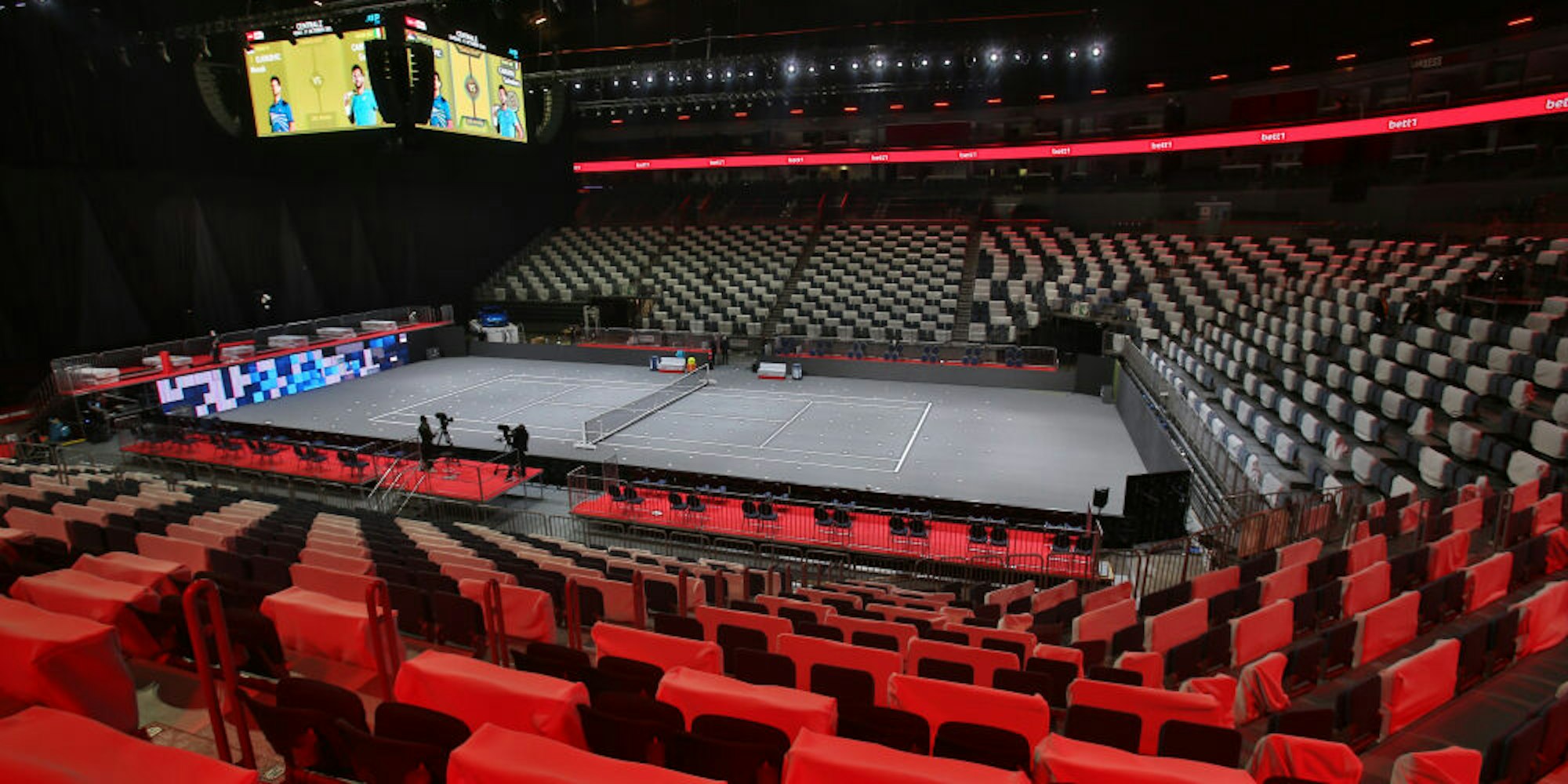 In nur wenigen Stunden wurde der Innenraum der Lanxess-Arena in der Nacht von Samstag auf Sonntag tennisgerecht umgebaut.