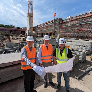 Über die Baufortschritte freuen sich Thomas Pehlke (Gebäudeamt), Bürgermeister Dirk Breuer und Bauleiter Marco Verna.