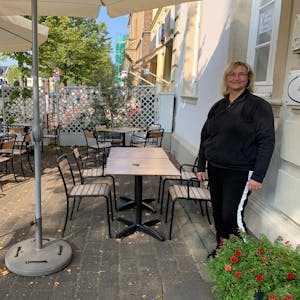 Karin Will führt ihr Bistro und Café „Will-kommen“ in Erftstadt normalerweise mit zwei Vollzeitkräften, coronabedingt ist sie jetzt allein.
