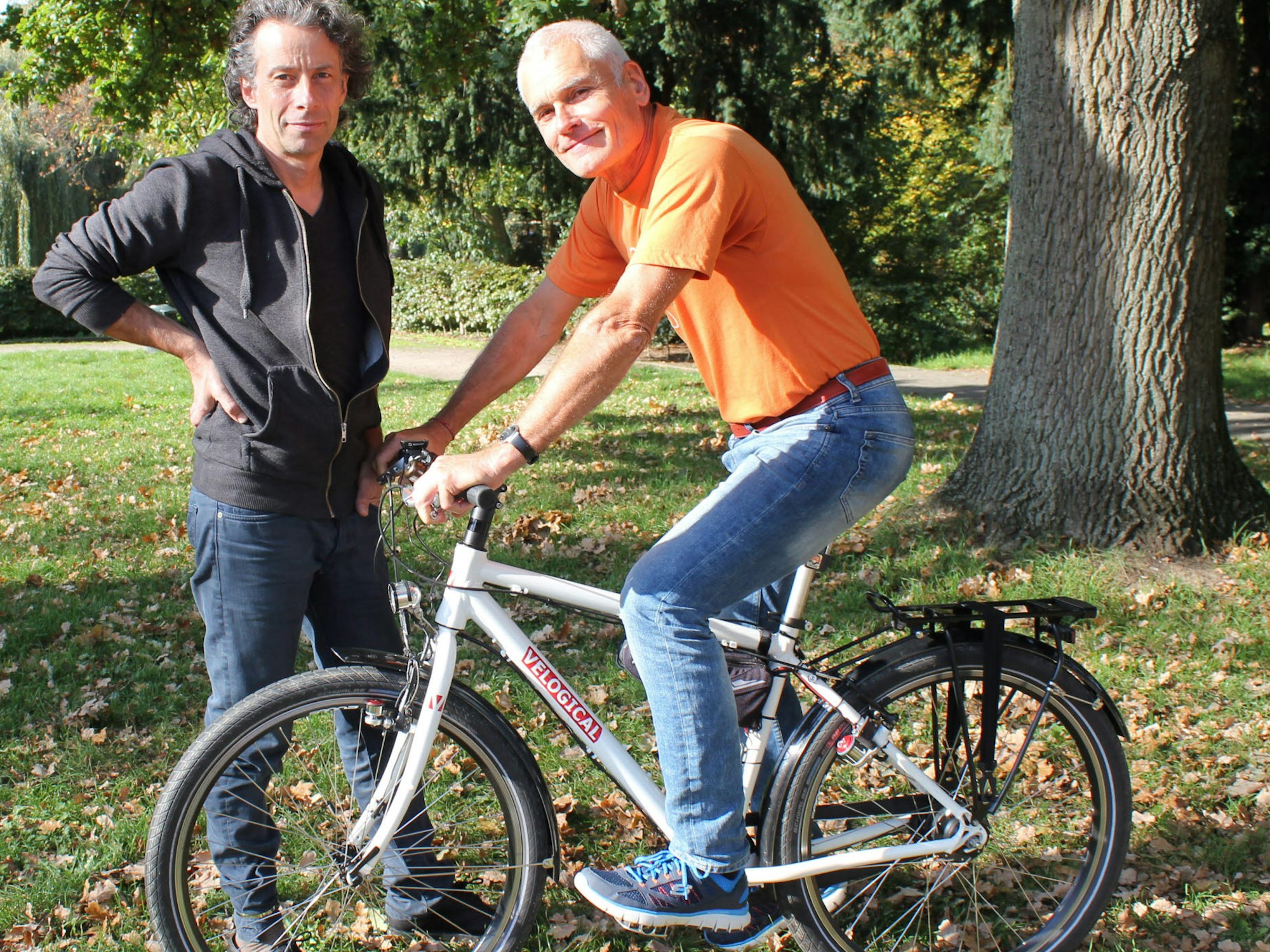 A. Ogando (l.) und Peter Frieden mit einem umgebauten Rad.