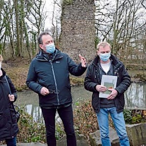 Forscher des Amtes für Bodendenkmalpflege und Freiwillige des Heimat- und Bürgervereins engagieren sich für die Burgruine Großbernsau.