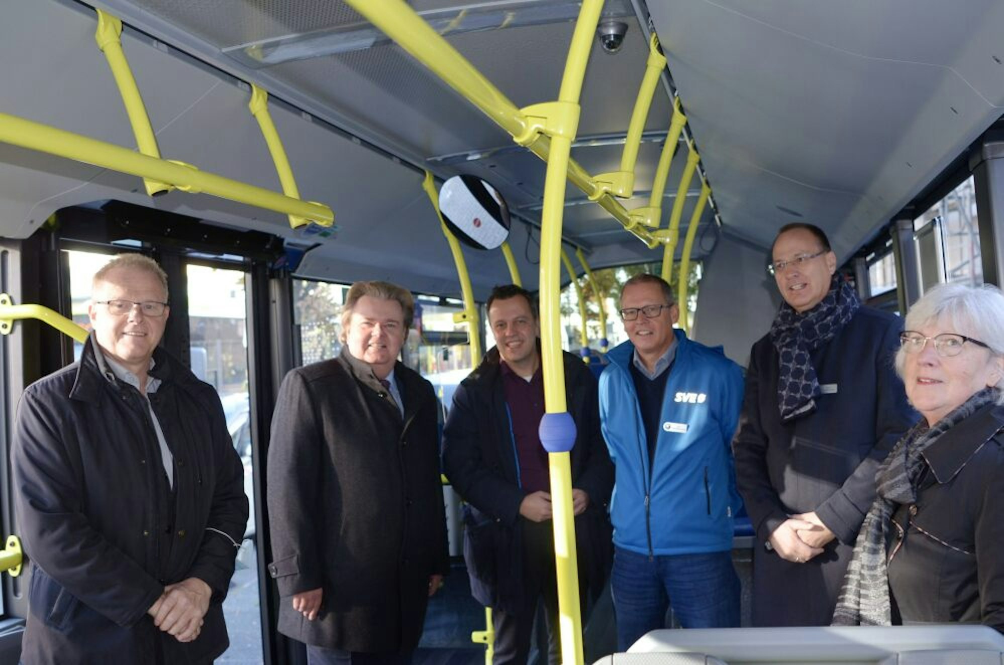 Stadtratsmitglieder und die SVE-Spitze nahmen einen der neuen Busse unter die Lupe: Richard van Bonn (v.l.), Klaus Voussem, Sacha Reichelt, Anno Schichler-Koep, Uwe Brinkmann und Helga Ebert.