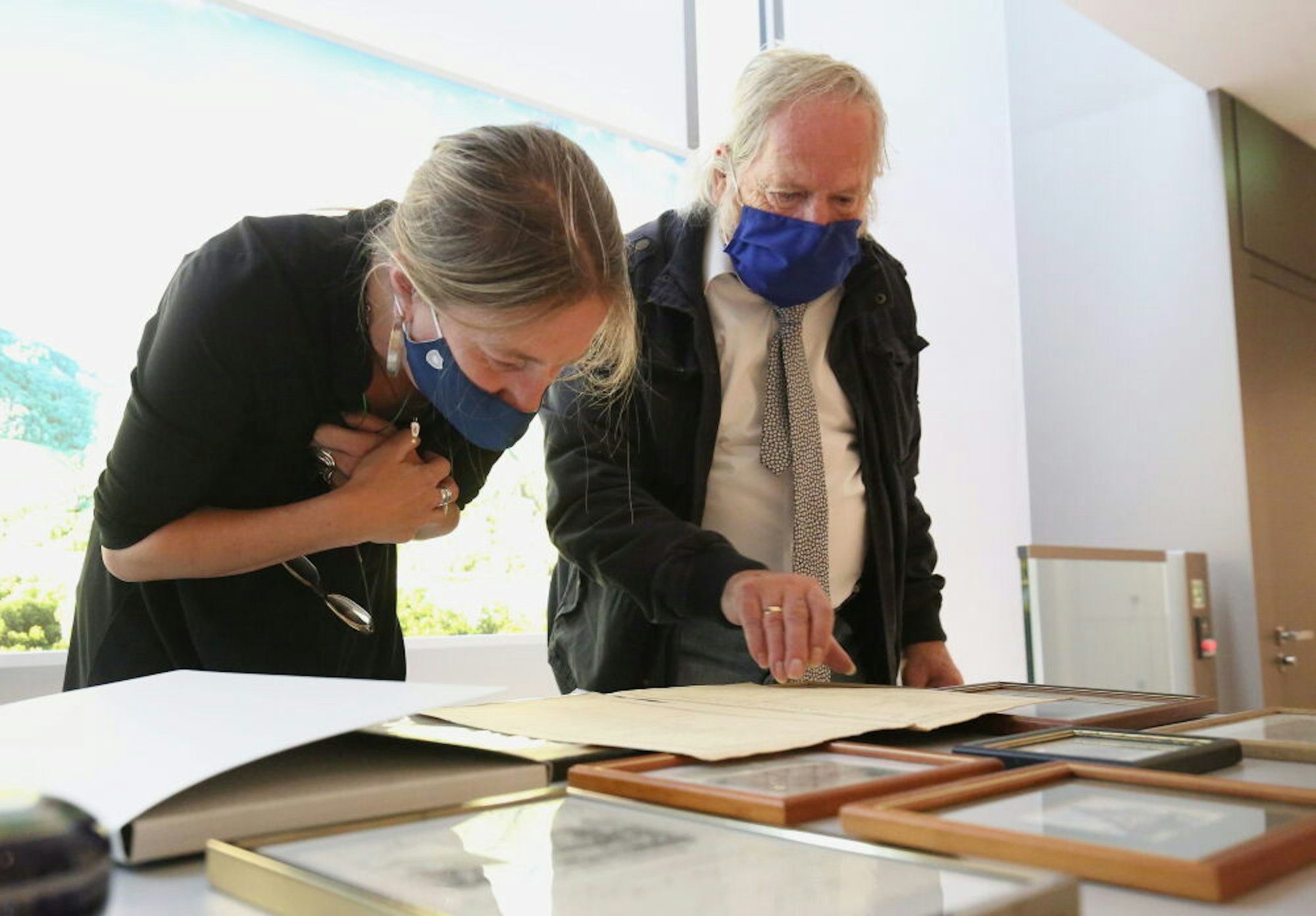 Sven Ludwigs Vater Horst Ludwig und die Leiterin des Siebengebirgsmuseums, Dr. Sigrid Lange, präsentierten die neue Sammlung.